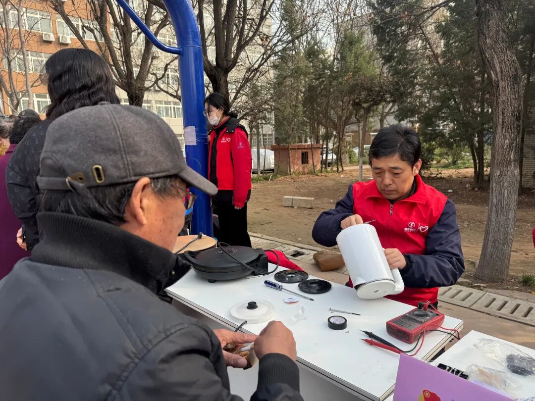 3.5雷锋日进社区小家电维修2.jpg